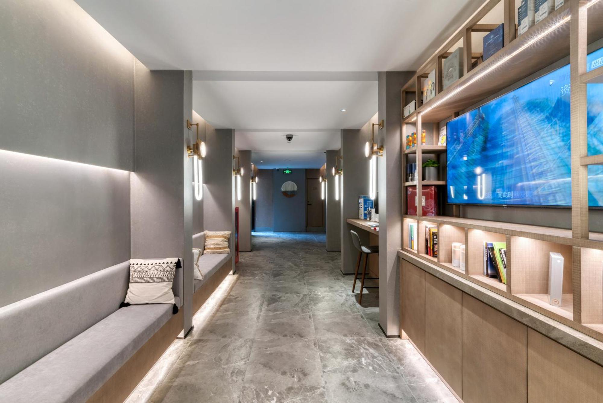 True Go Xujiahui Hotel 4*
